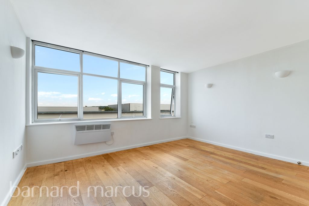 Property photo 1 of 6 Living Room