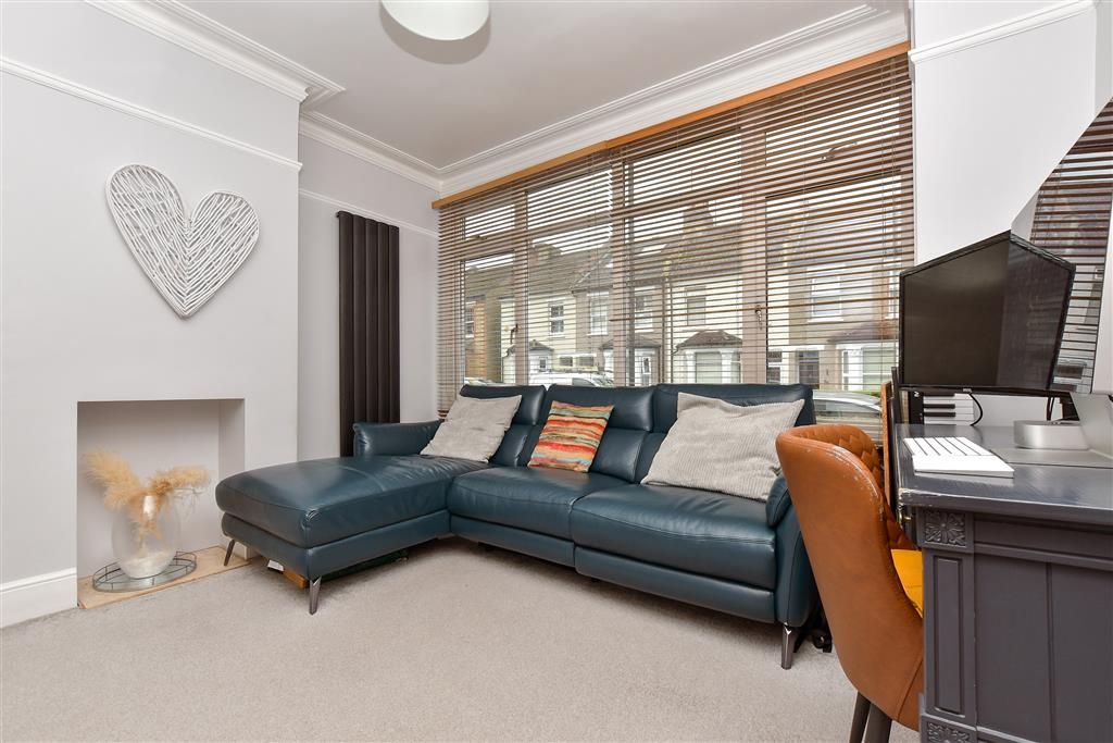 Property photo 3 of 13 Lounge