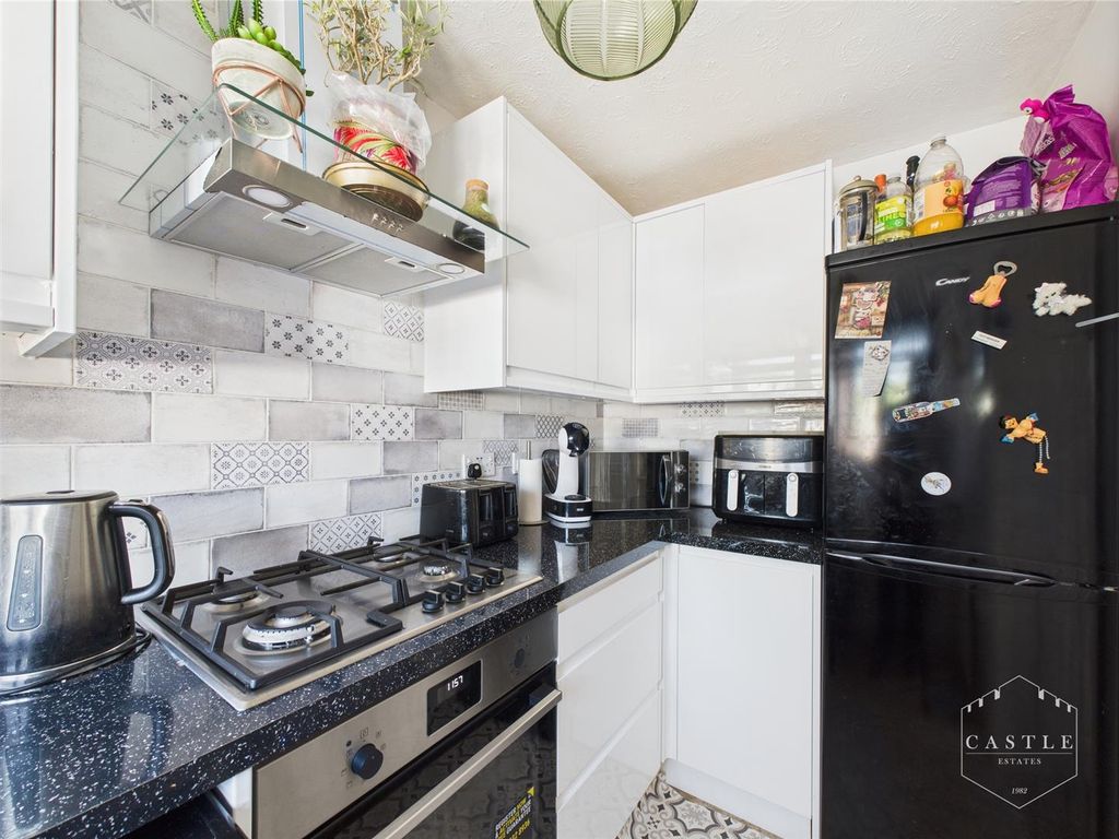 Property photo 3 of 10 Kitchen