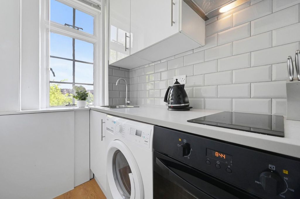 Property photo 2 of 7 89 Langfrod Court - Kitchen9 (1).Jpg