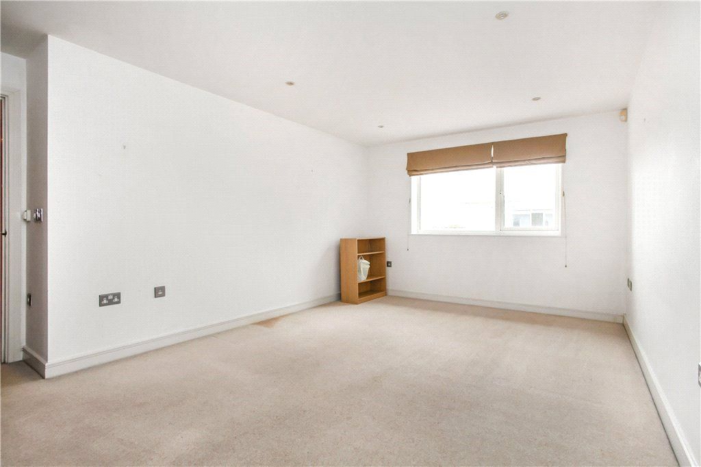Property photo 3 of 9 Lounge