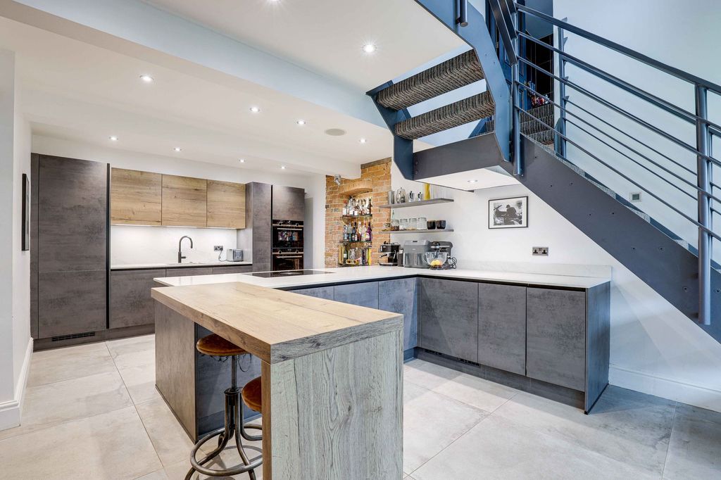 Property photo 3 of 34