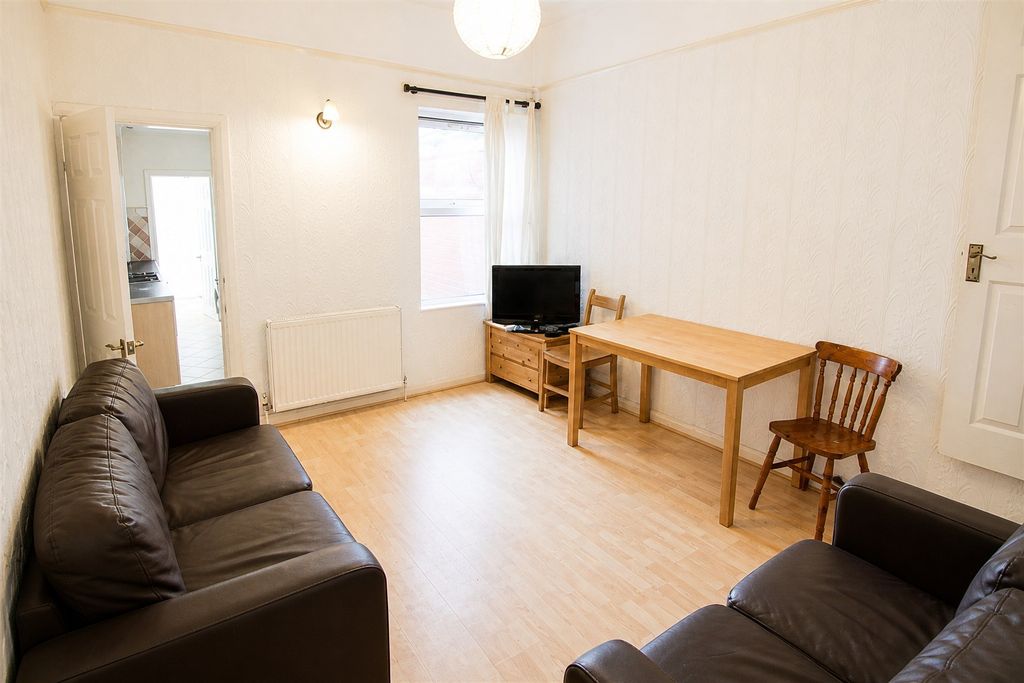 Property photo 1 of 8 Approach