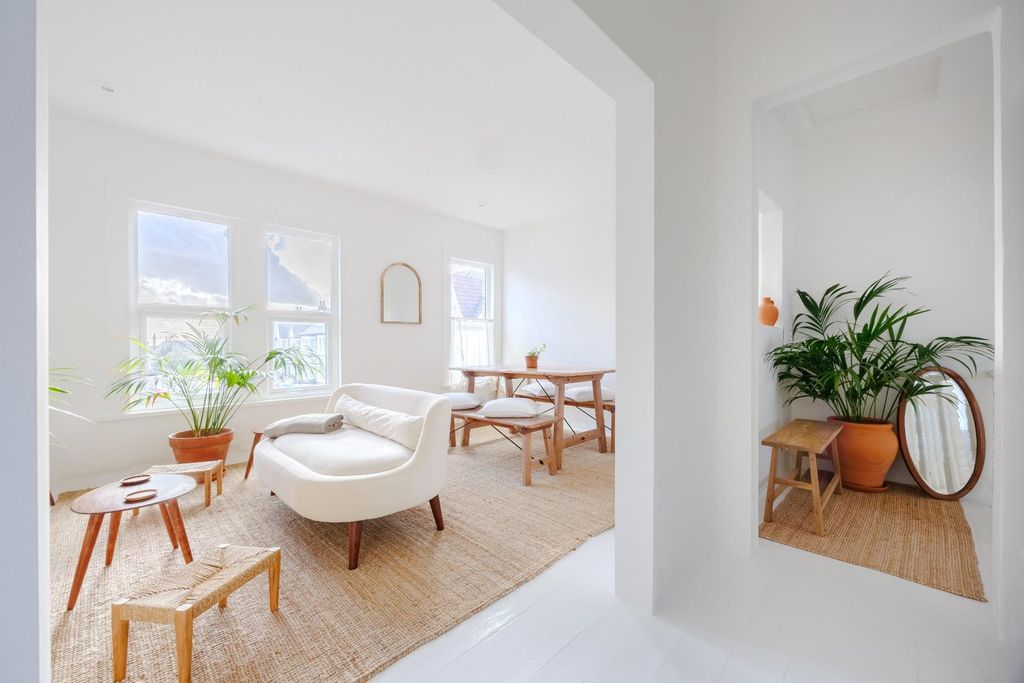 Property photo 2 of 23 Lounge