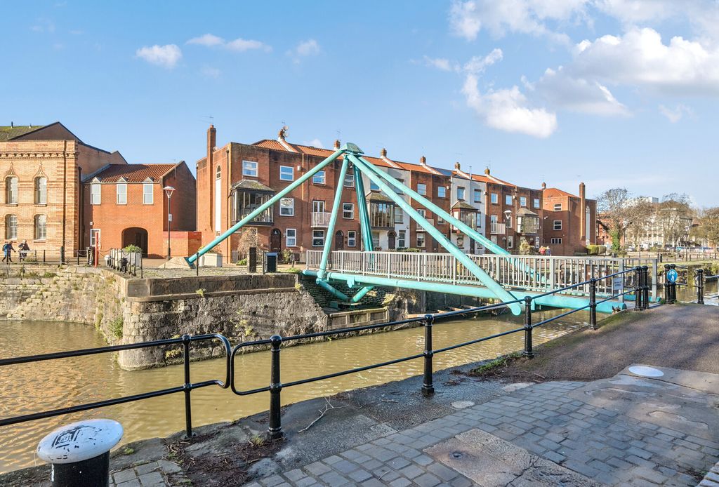 Property photo 3 of 19 1393455-1-694540F...