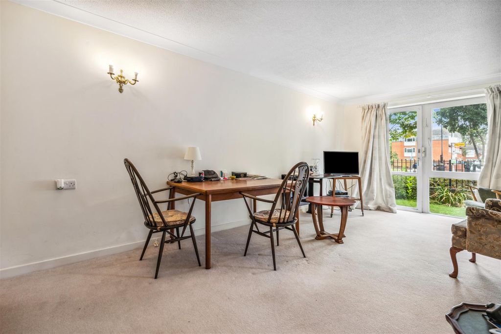 Property photo 1 of 11 Homecross House, W4 - For Sale