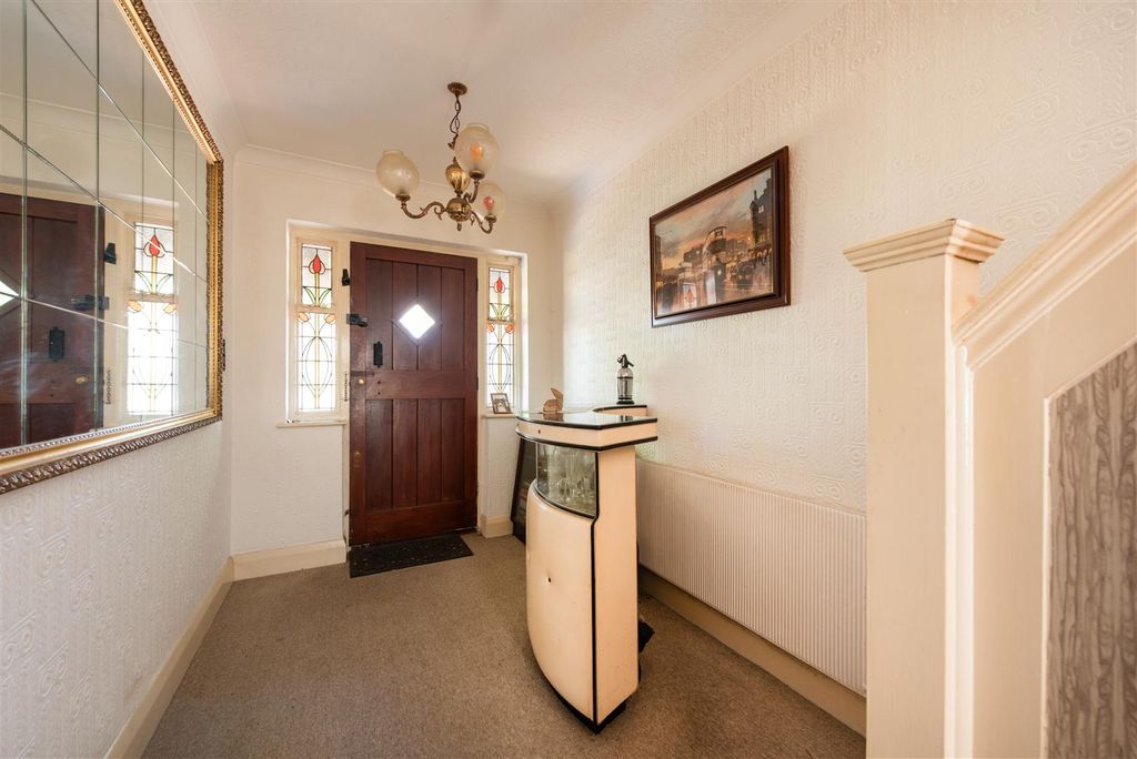 Property photo 3 of 16 Chase Side 5.Jpg