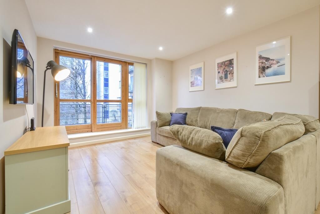 Property photo 1 of 5 2 Bed Flat To Rent Rosehill Ave, London Sm1