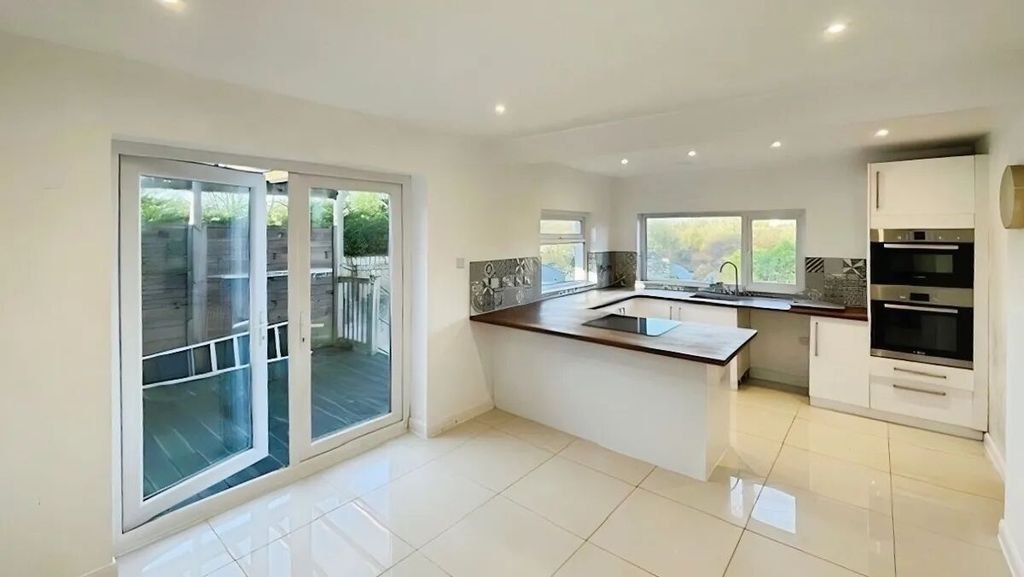 Property photo 3 of 12 Picture 3