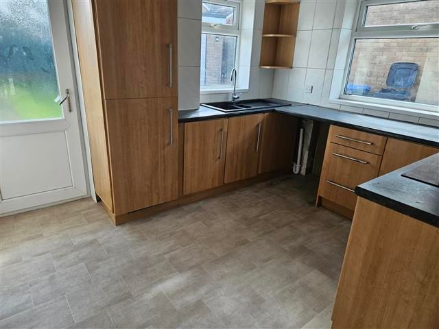 Property photo 3 of 7 Kitchen