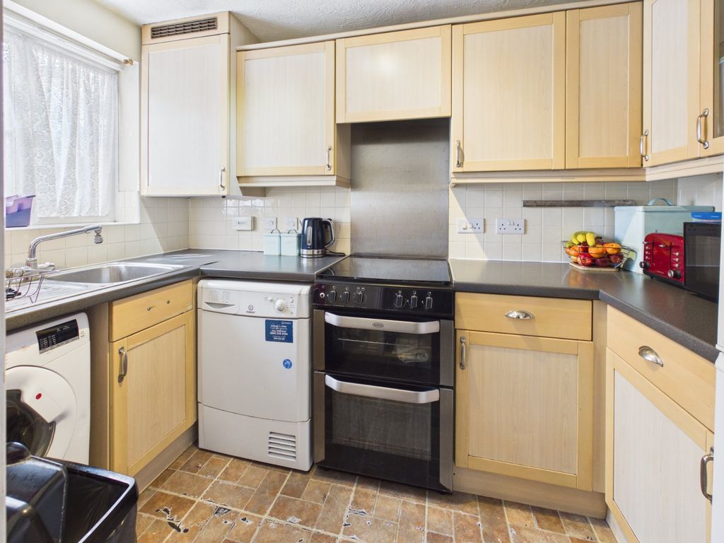 Property photo 3 of 10 Kitchen