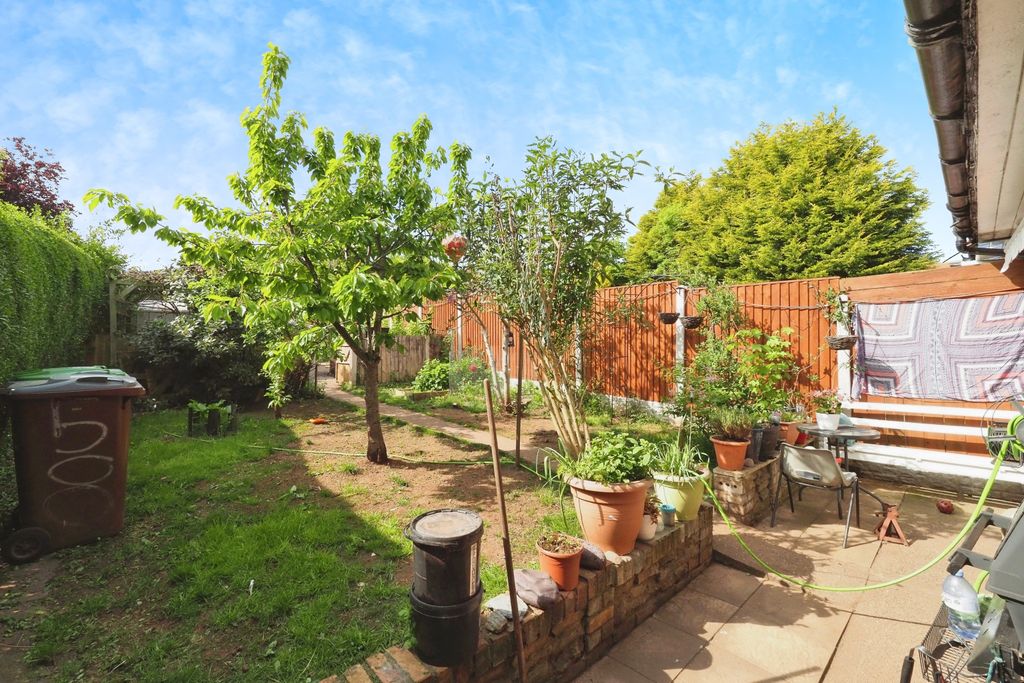 Property photo 2 of 20 Large Bottom Of Garden