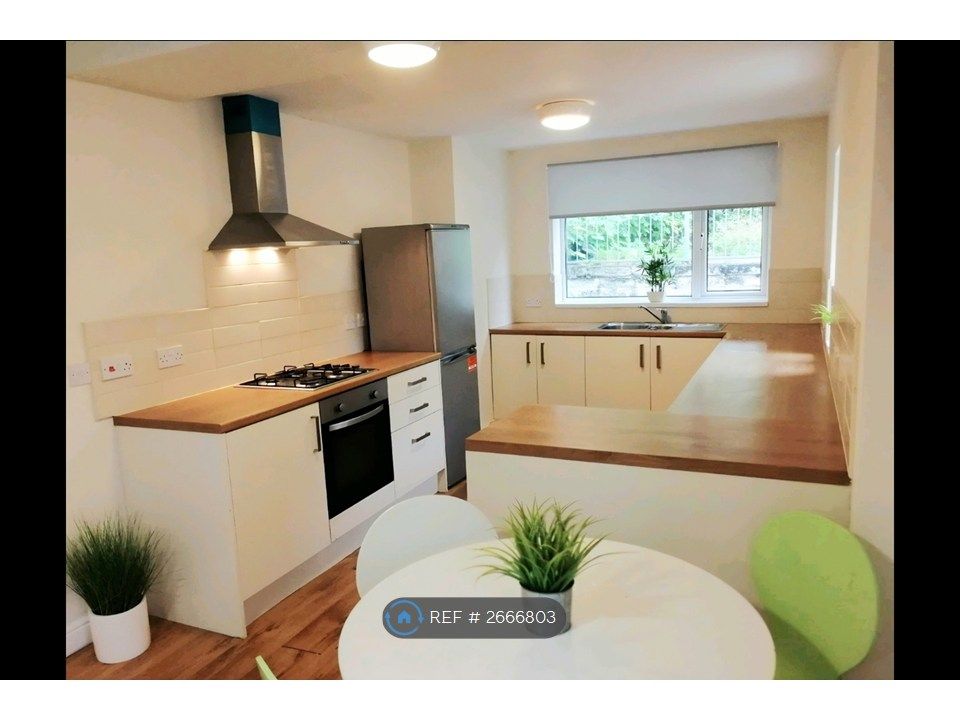 Property photo 2 of 7 Bright Modern Kitchen