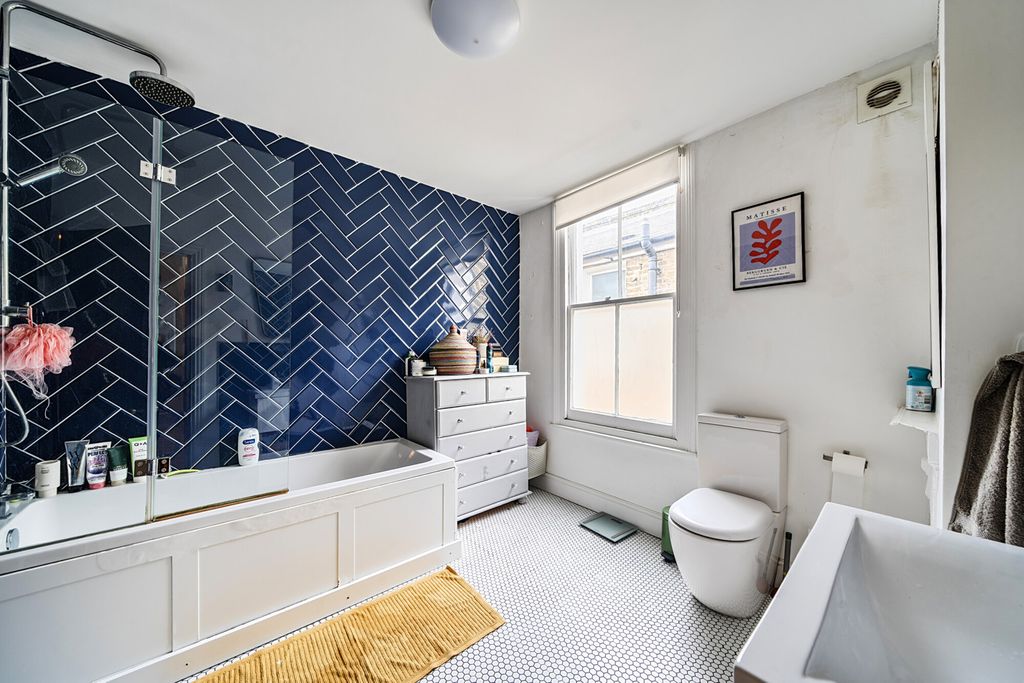 Property photo 3 of 17 Bathroom