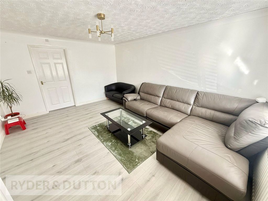 Property photo 3 of 21 Lounge