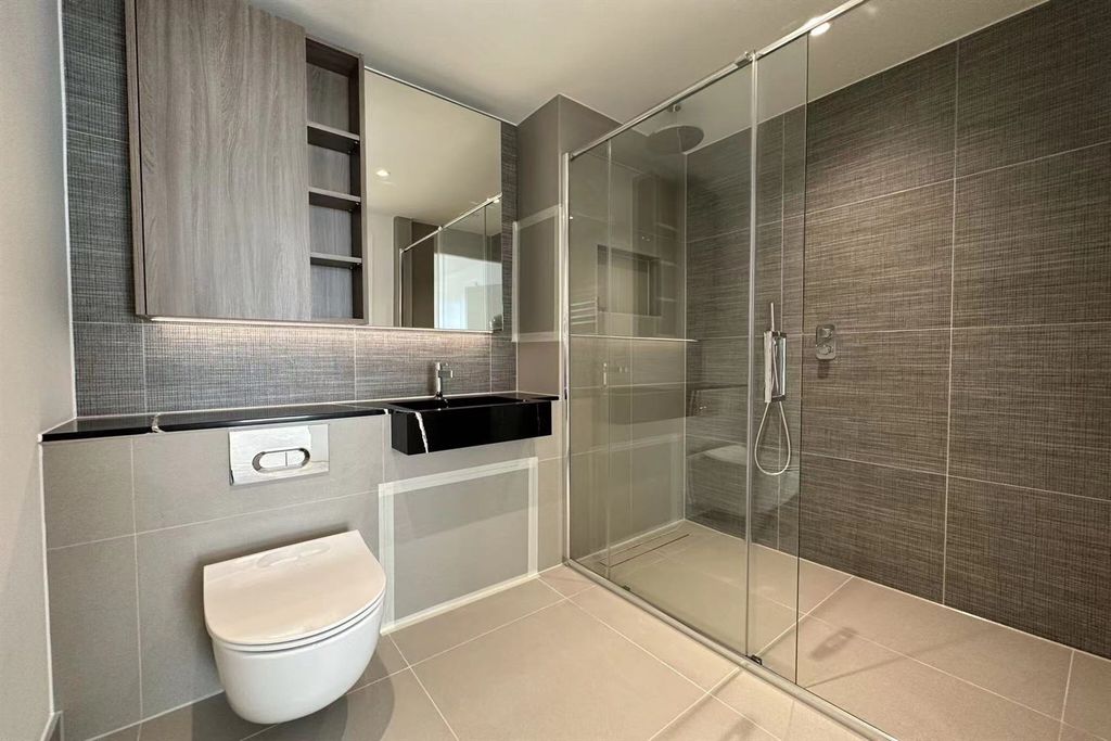 Property photo 3 of 12 Bathroom 1