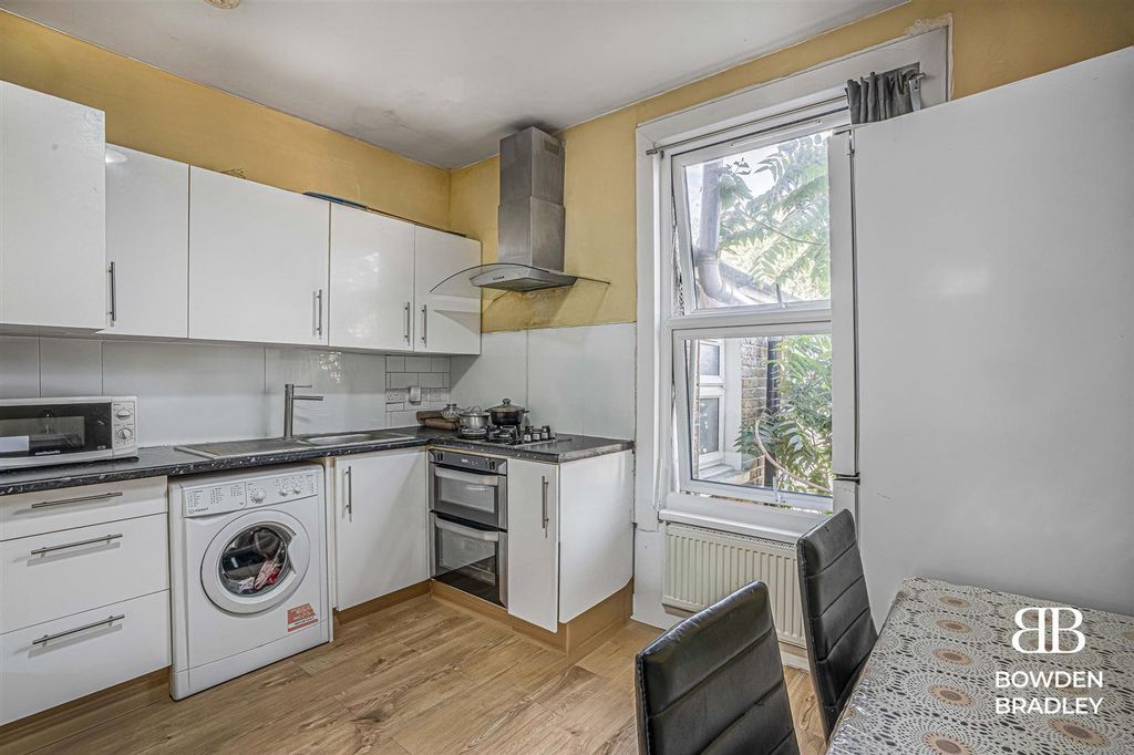 Property photo 2 of 13 Flat 2