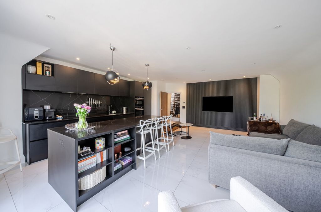 Property photo 3 of 18 1465163-6-6A1814E...
