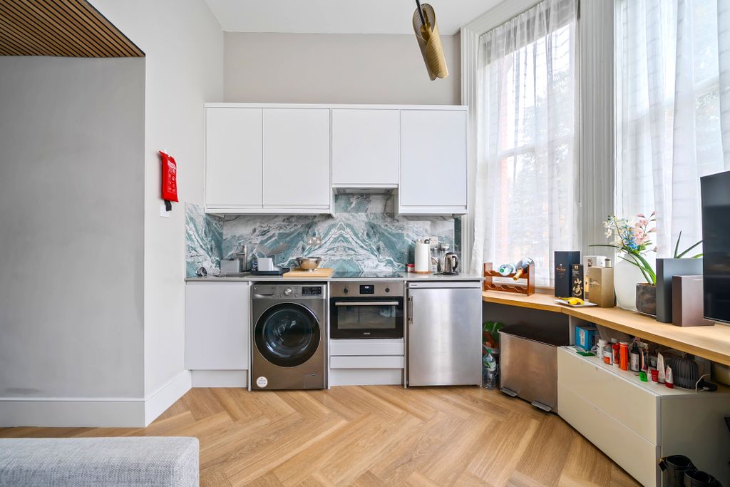Property photo 1 of 6 Short Let - Modern Studio To Rent