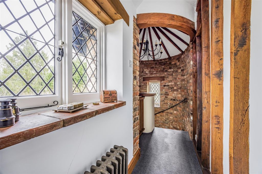 Property photo 3 of 31 Millmead, Billingshurst Road, Broad Bridge Heath-P