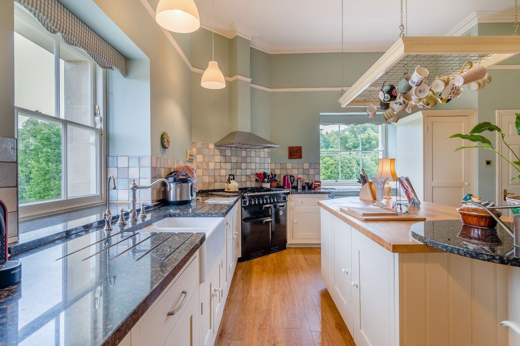 Property photo 3 of 18 Kitchen