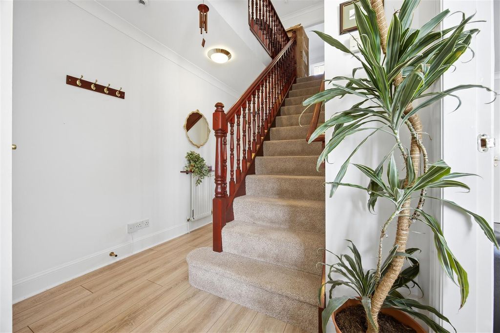 Property photo 2 of 33 36_Grayston_Manor_Chryston_010.Jpg