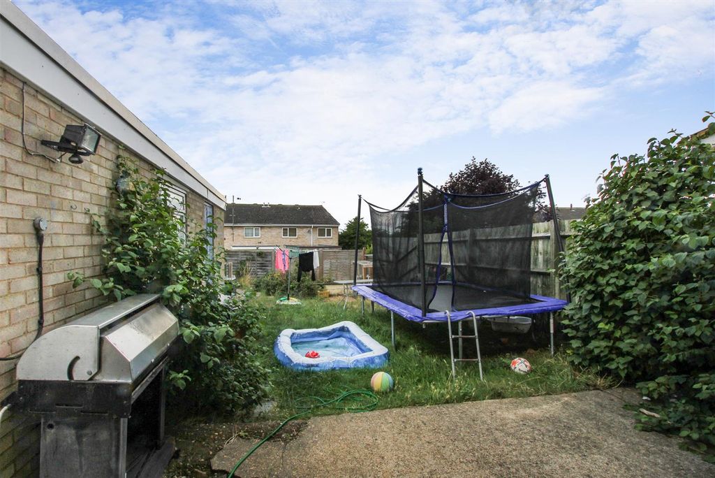 Property photo 2 of 11 Garden