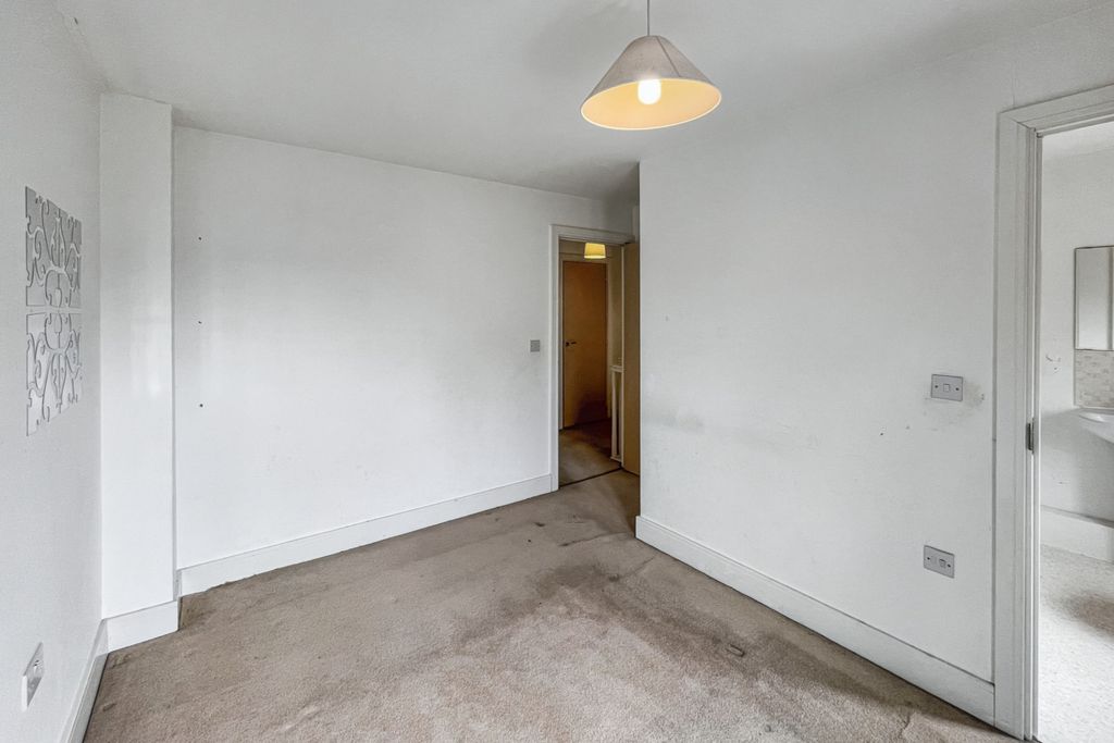 Property photo 2 of 25 40 Reynolds Avenue, Redhill, Surrey, Rh1 1Tj