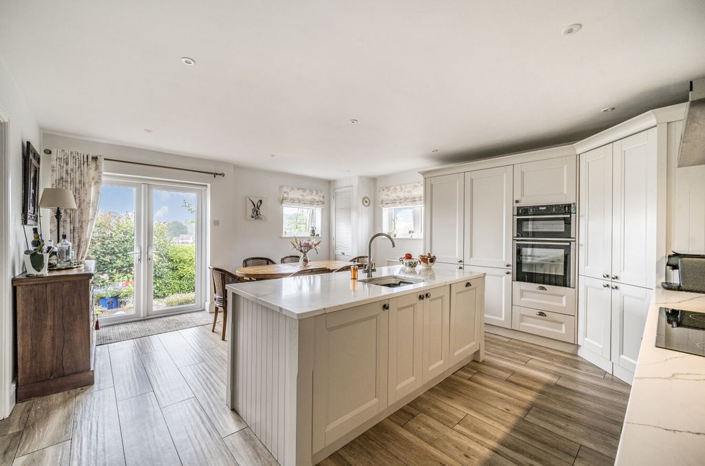 Property photo 2 of 31 1323608-23-6890Ed...