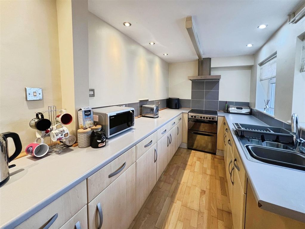 Property photo 3 of 12 Kitchen