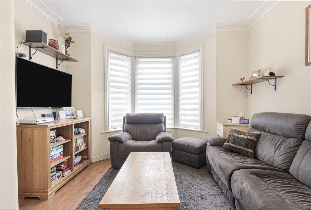 Property photo 2 of 17 Lounge