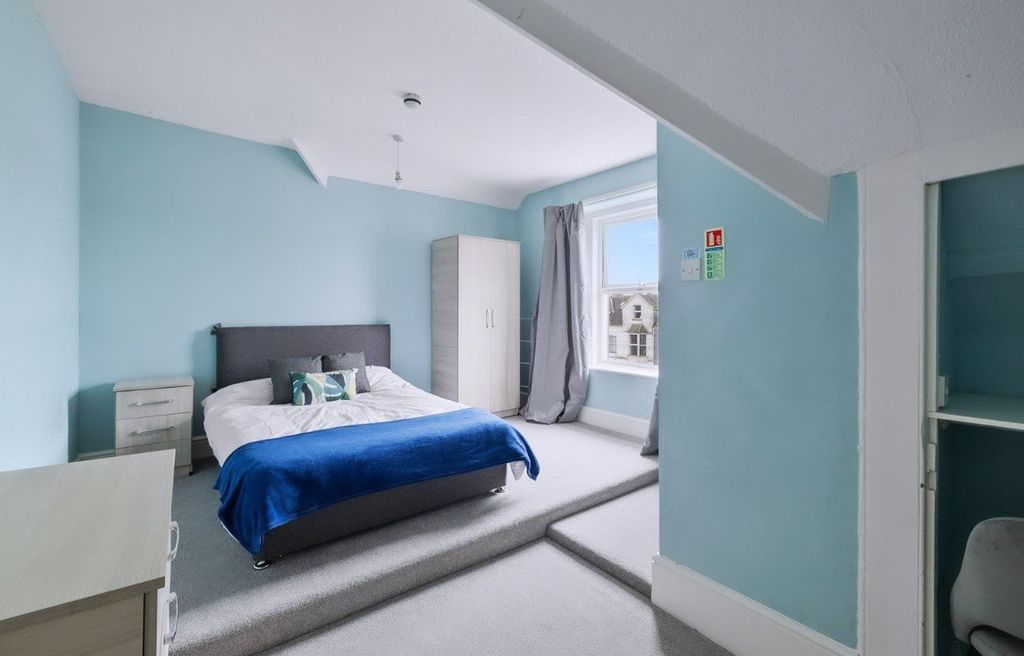 Property photo 3 of 7 Room 6