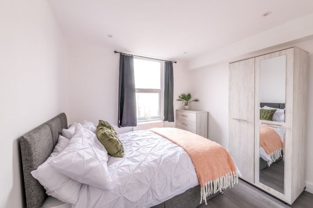 Property photo 3 of 6 A Beautifully Designed Double Bedroom Featuring Am...