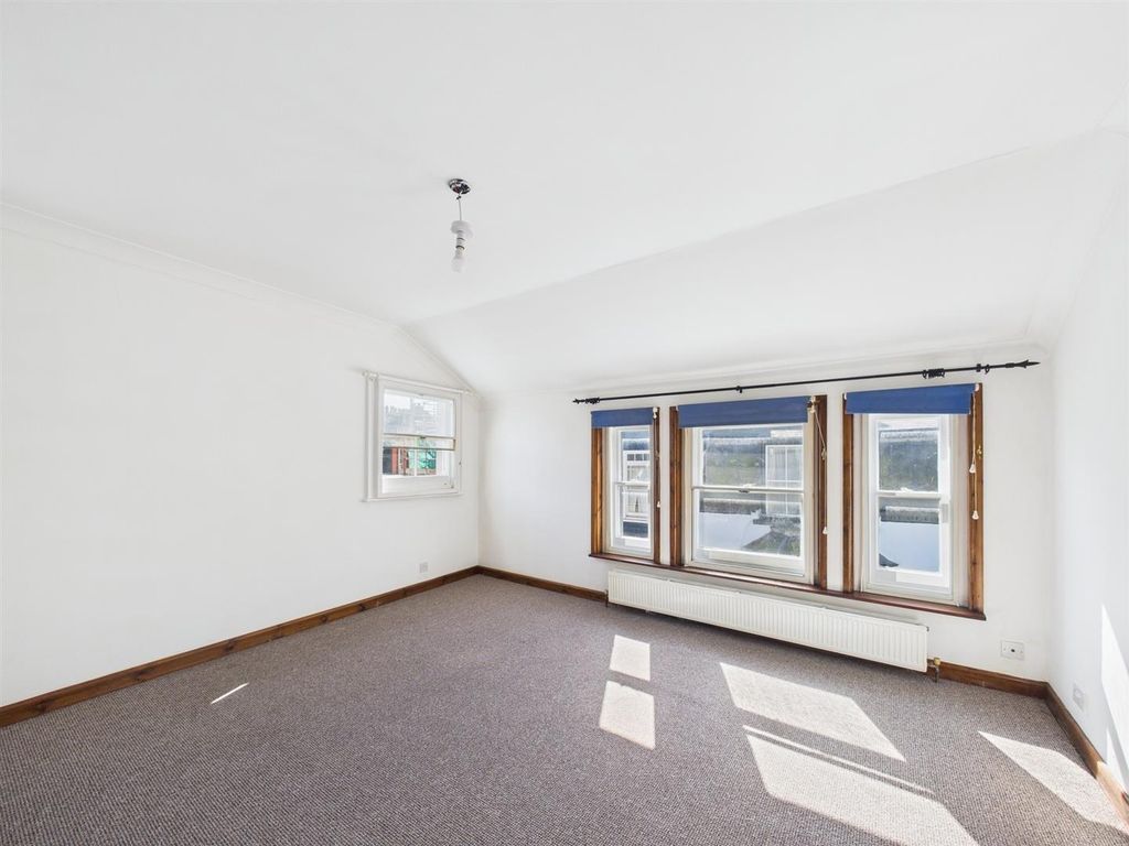 Property photo 3 of 11 Lounge