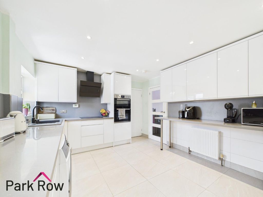 Property photo 3 of 12 Kitchen