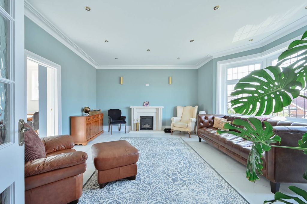 Property photo 1 of 28