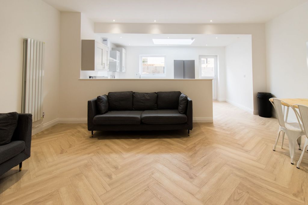 Property photo 3 of 28 Bright, Modern Open-Plan Living Area With Light He...