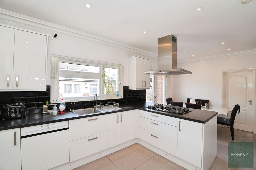 Property photo 2 of 27