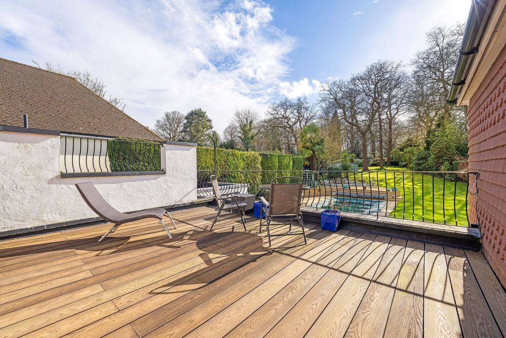 Property photo 2 of 28