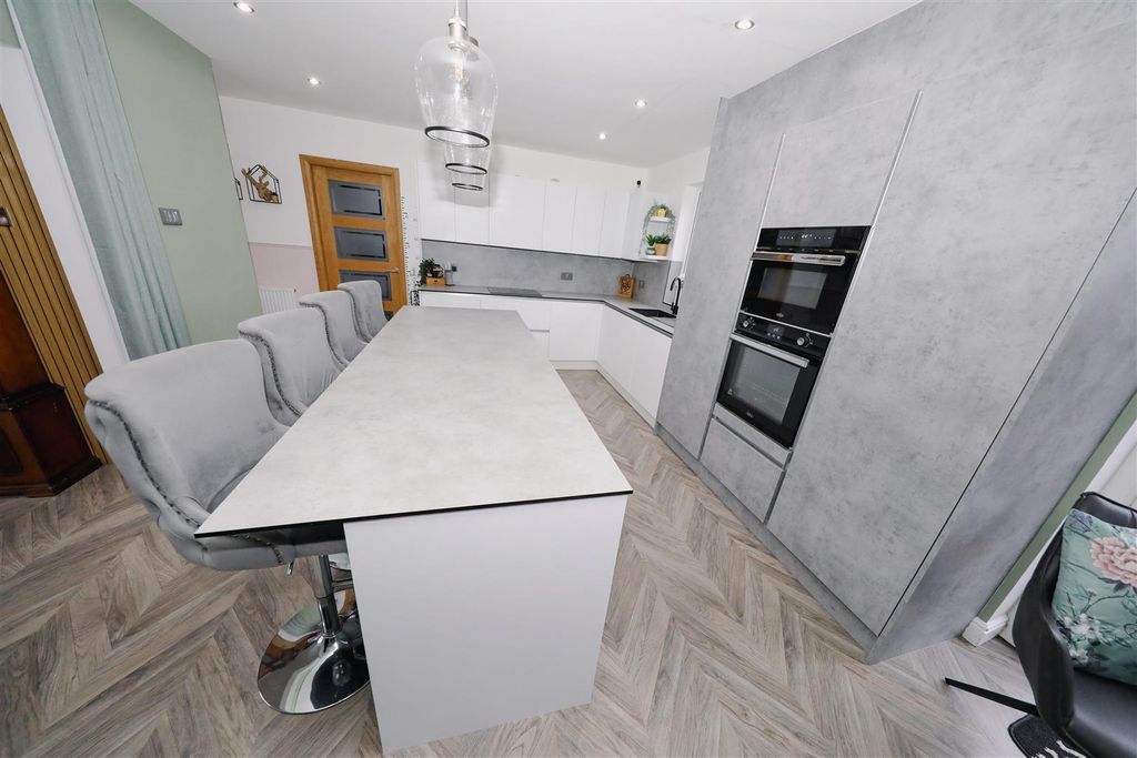 Property photo 3 of 33 c