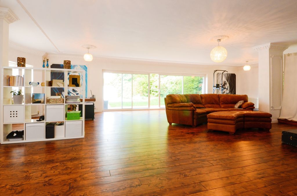 Property photo 2 of 28