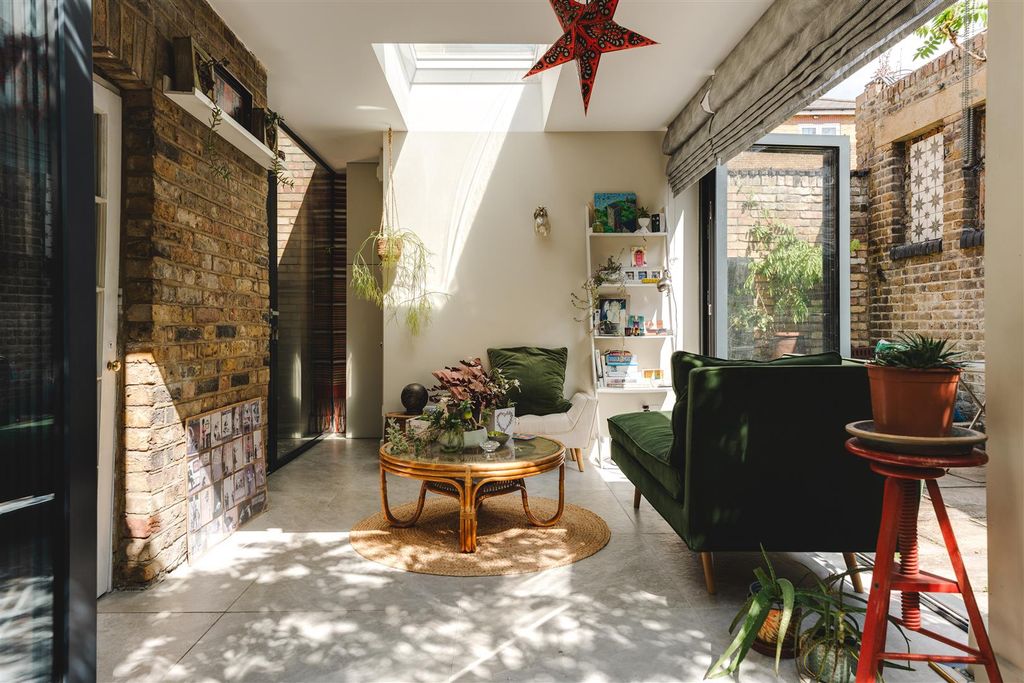 Property photo 2 of 35 Brooksbys Walk-4.Jpg