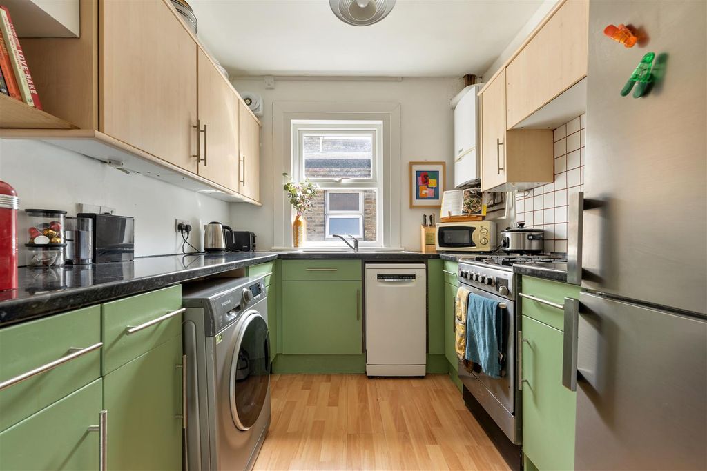 Property photo 3 of 19 Brebrettenham Road, E17Ttenham Road, E17