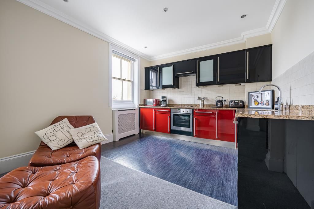 Property photo 3 of 11 Kitchen