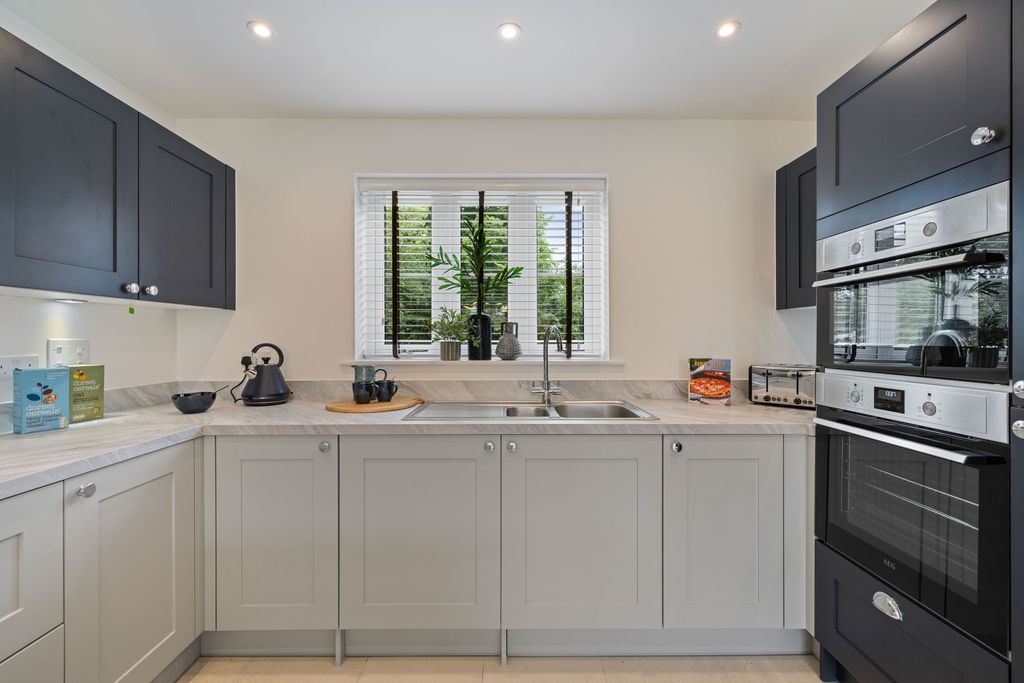 Property photo 3 of 17 Show Home
