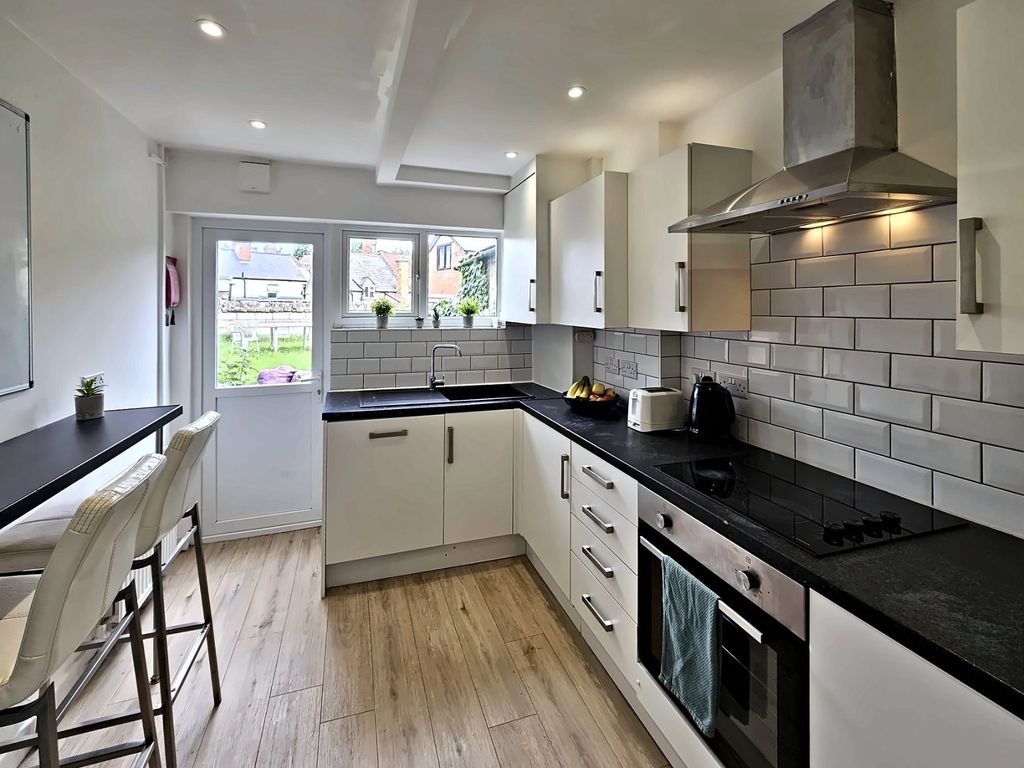 Property photo 3 of 18 Kitchen