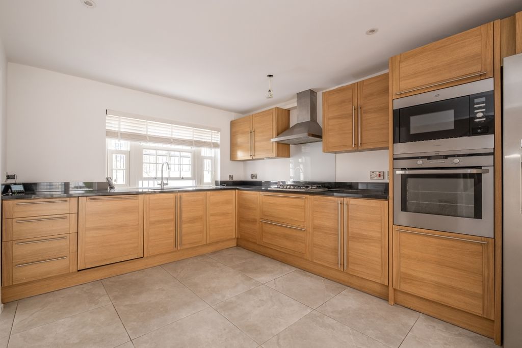 Property photo 2 of 12 30-Beaufort-Close...