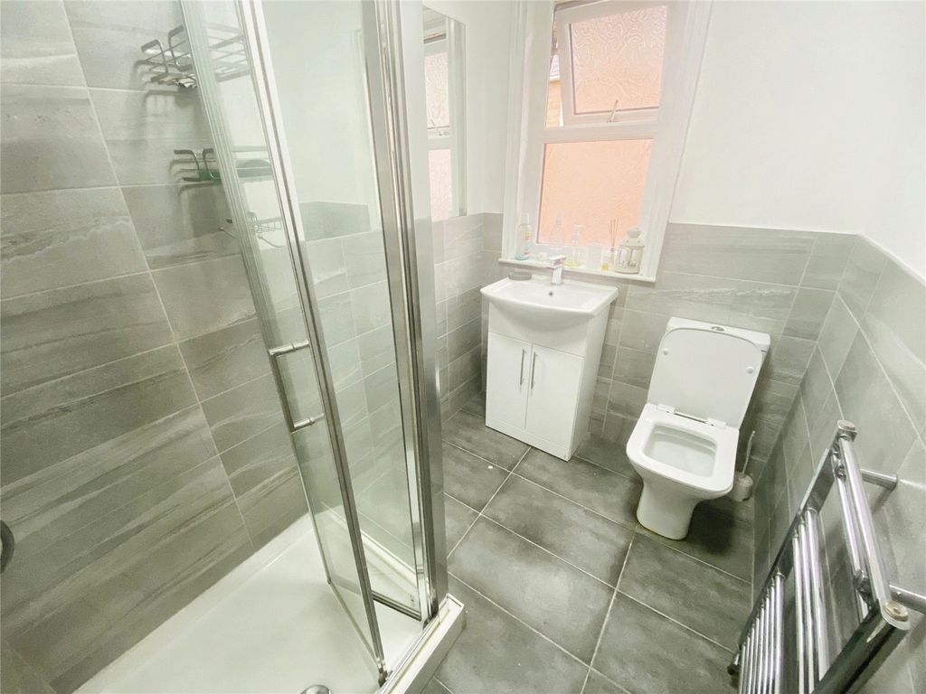 Property photo 3 of 8 Bathroom