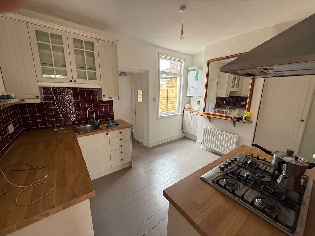 Property photo 3 of 7 Kitchen