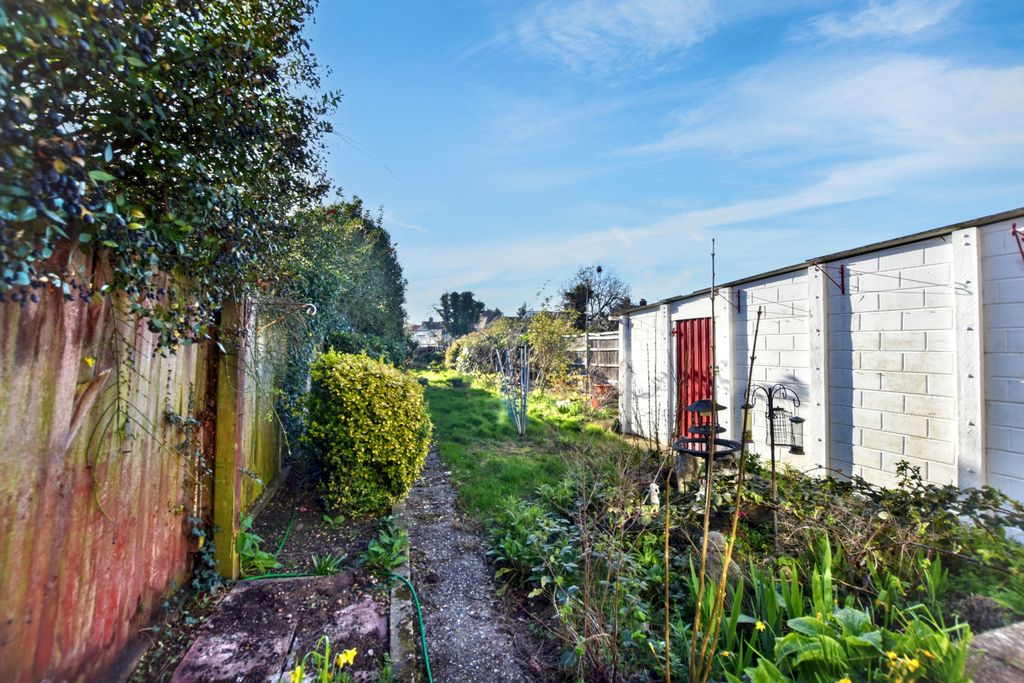 Property photo 2 of 14 6 Yorkland Avenue, Welling, Kent, Da16 2Lf